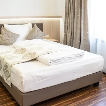 Hotel-gasthof Weisses Ross Гостевой дом Швайг-бай-Нюрнберг